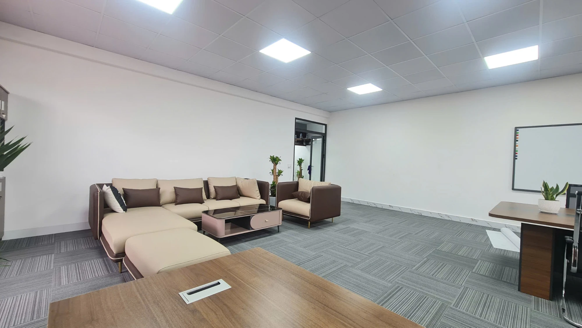 Khu tiếp khách với sofa da và bàn trà